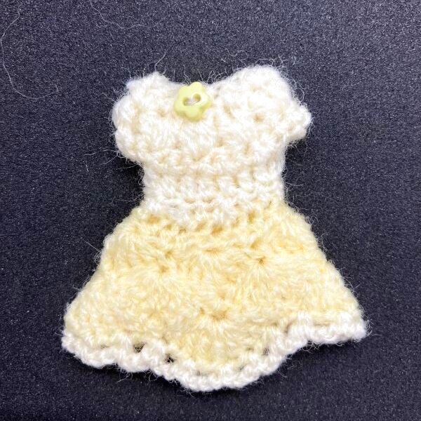 画像2: プチブライス相当size『イエローのニットワンピース・ライトイエローボタン・裾スカラップ』 (2)