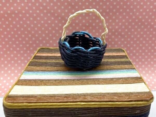 画像2:  1/6ドール又は1/12ドールサイズカゴバッグ『小さめダークブルー持ち手ホワイト』 (2)