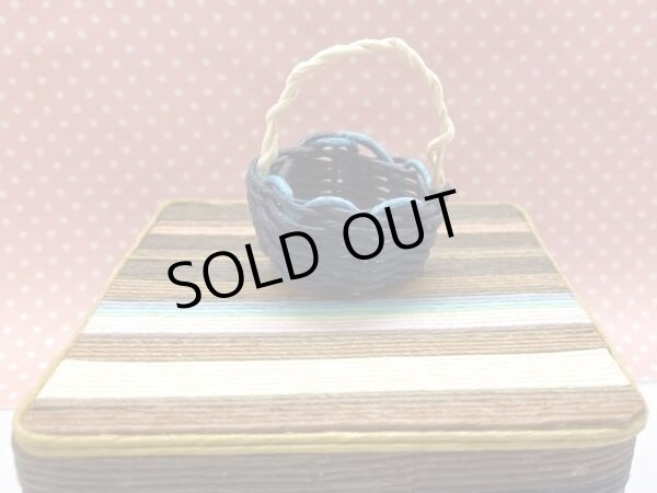 画像2:  1/6ドール又は1/12ドールサイズカゴバッグ『小さめダークブルー持ち手ホワイト』 (2)