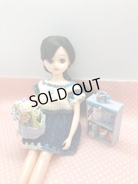 画像1: ミニチュア家具『1/12スケール又は1/6スケール本棚と豆本&マグカップお花のカゴバッグセット(ラベンダー)』 (1)
