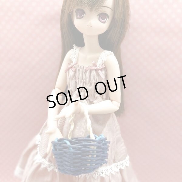 画像1:  1/6ドール又は1/12ドールサイズカゴバッグ『小さめダークブルー持ち手ホワイト』 (1)