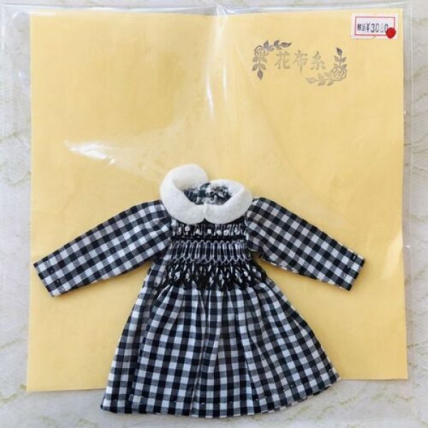 花布糸様制作 黒チェックにスモッキング刺繍のあるワンピース リカちゃん相当size N S Doll Cafe 花布糸様制作 黒チェックにスモッキング刺繍のあるワンピース リカちゃん相当size N S Doll Cafe