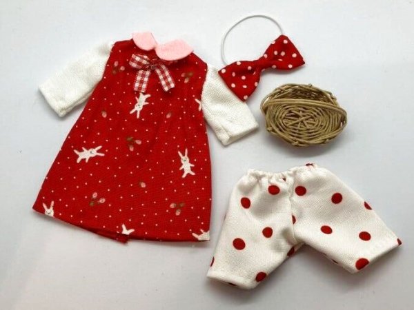 画像1: リカちゃん相当size赤ウサギワンピースとおリボン型ヘッドバントと水玉ドロワーズ(カゴバッグ付き)のセット花布糸様製作 (1)
