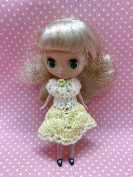 画像4: プチブライス相当size『イエローのニットワンピース・ライトイエローボタン・裾スカラップ』 (4)