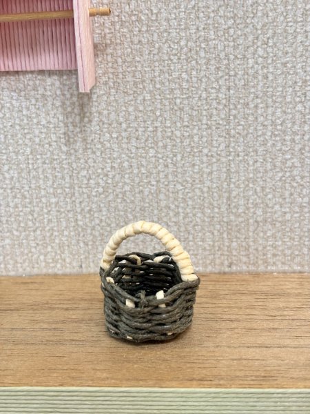 画像2:  1/6ドール又は1/12ドールサイズカゴバッグ『ブラック小さめ持ち手ホワイト』 (2)