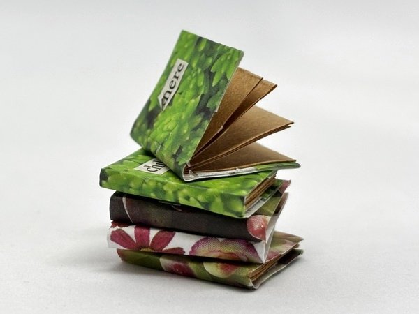 画像2:  1/6サイズ又は1/12ドールサイズ豆本『豆本5冊セット(緑系4冊と花)』2cm×1.5cm×0.3cm (2)