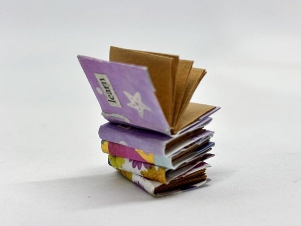 画像2:  1/6サイズ又は1/12ドールサイズ豆本『本5冊セット(紫系5冊)』2cm×1.5cm×0.3cm (2)