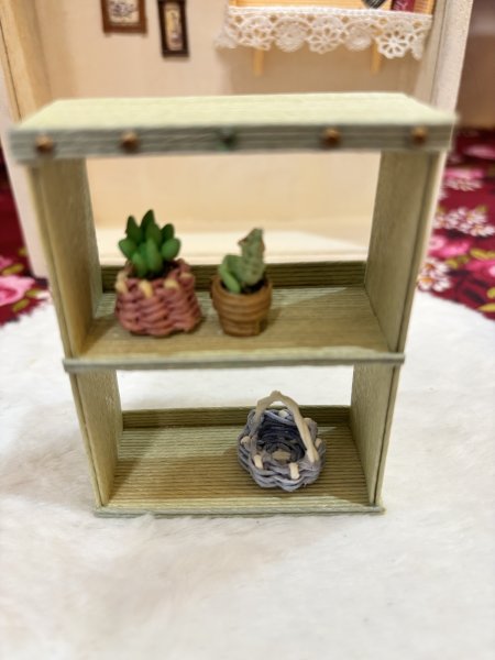 画像1: ミニチュア家具『1/12スケールオープンシェルフと多肉植物と.バスケットのセット』 (1)