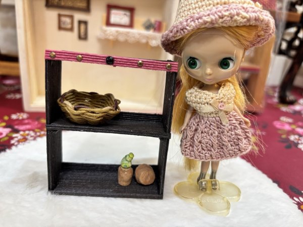 画像1: ミニチュア家具『1/12スケールのオープンシェルフと多肉植物とバスケットのセット』 (1)