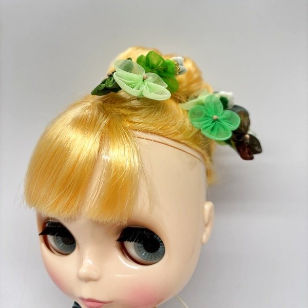 画像2: 巨頭ドールや等身大ドールさんサイズつまみ細工『 緑色のオーガンジーUピンタイプ2点セット 』ヘアアクセサリー.コサージュにも (2)