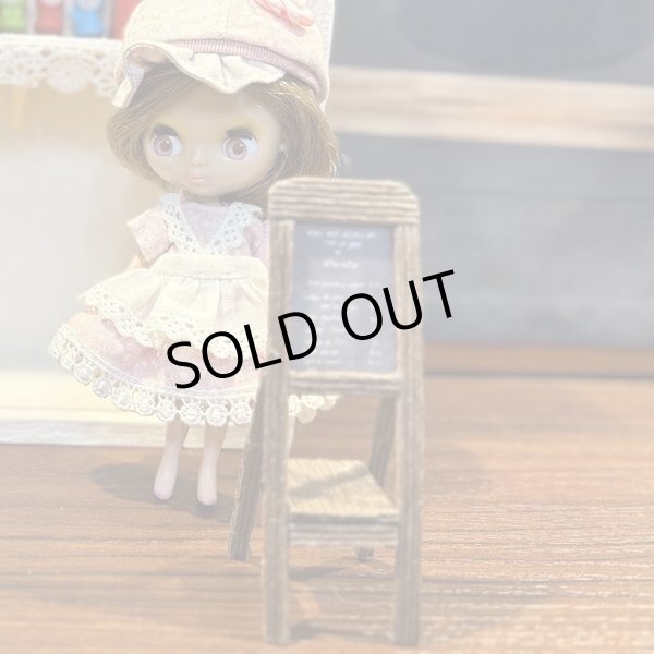 画像1:  1/12スケール又は1/6スケールサイズ看板イーゼル(文字入り) (1)