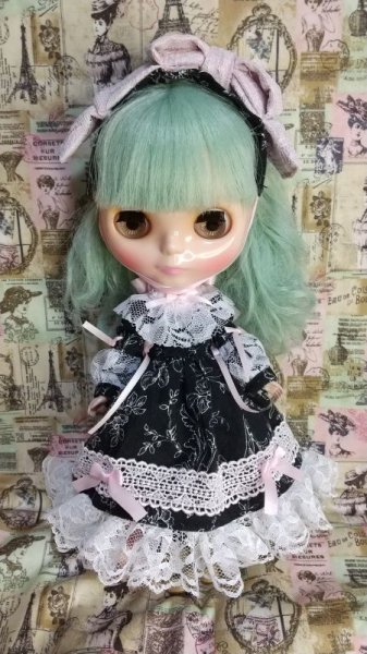 画像2: ネオブライスサイズ『ロリィタワンピースとヘッドドレスセット・BLACKピンクリボン』 (2)