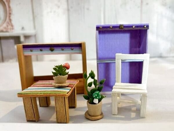 画像2: ミニチュア家具『1/12スケール小さな観葉植物とディスプレイ棚とテーブルとイス6点セット(ライトパープル)』 (2)