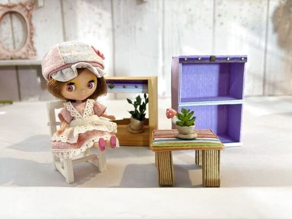 画像3: ミニチュア家具『1/12スケール小さな観葉植物とディスプレイ棚とテーブルとイス6点セット(ライトパープル)』 (3)