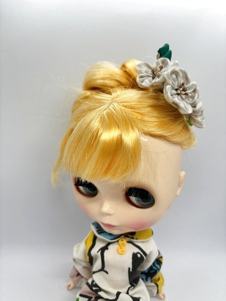 画像3: 巨頭ドールや等身大ドールサイズつまみ細工髪飾り『 白梅の大ぶりのかんざし ユーピンタイプストライプグレー 』 (3)