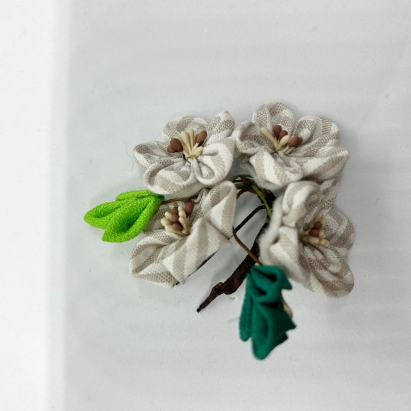 画像2: 巨頭ドールや等身大ドールサイズつまみ細工髪飾り『 白梅の大ぶりのかんざし ユーピンタイプストライプグレー 』 (2)