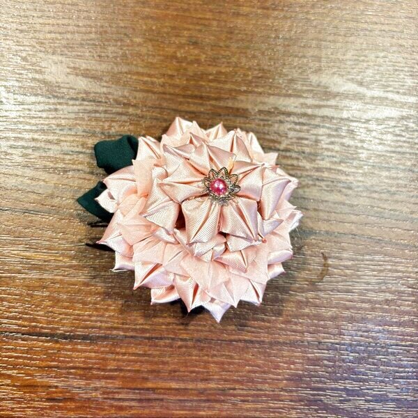 画像2: SALE!巨頭ドールや等身大ドールさんサイズつまみ細工『 ピンク色の大輪クリップタイプ 』ヘアアクセサリー.コサージュにも (2)